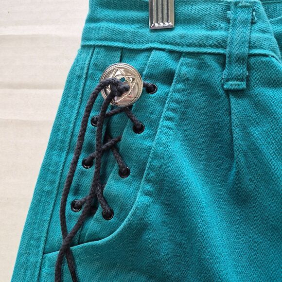 Wrangler Green Pants for any women Size 11, 100% Cotton with a Design on Pockets - Picture 3 of 7